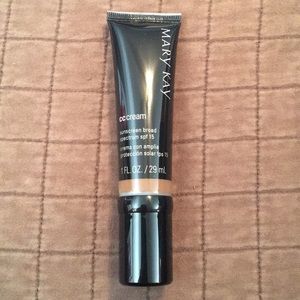 NIB MK CC (very deep) spf 15 1 fl oz pump tube